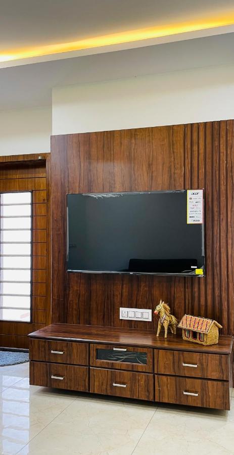 Luxurious 3 Bhk Villa In Bhuj - Shivani Homestay Bagian luar foto